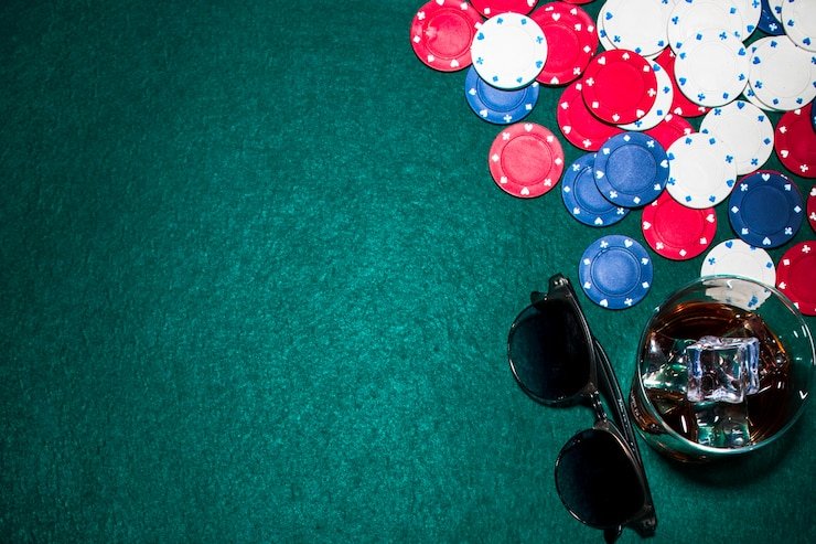 Pengguna memeriksa privasi akun di ponsel